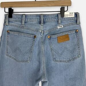 Wrangler nwt light wash mid rise straight leg sunset 651 jeans